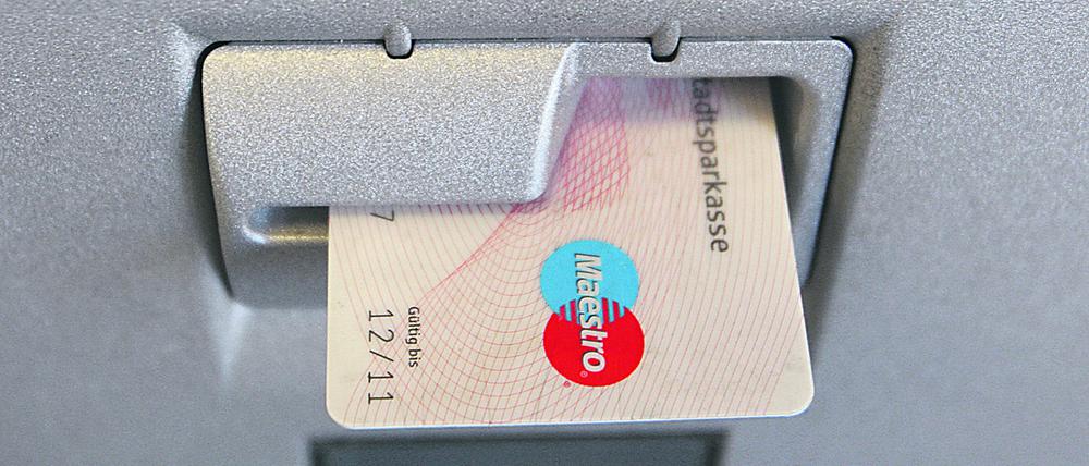 Eine EC-Karte steckt im Eingabeschlitz eines Geldautomaten einer Sparkasse (Archivbild vom am 07. Januar 2010)
