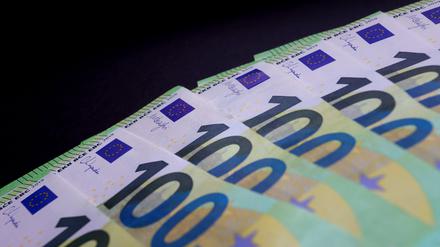 100-Euro Banknoten liegen auf einem Tisch.
