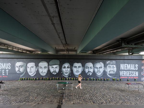 Unter der Frankfurter Friedensbrücke zeigt ein Wandbild die Porträts der neun Opfer des Anschlags.