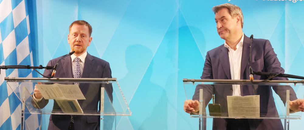 Bayerns Ministerpräsident Söder (rechts, CSU) und Sachsens Landeschef Kretschmer (CDU) am 1. Mai nach der gemeinsamen Kabinettssitzung von Bayern und Sachsen.