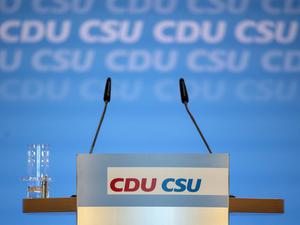 Leeres Rednerpult für die Pressekonferenz zur Präsidiumsklausur von CDU und CSU in Köln.
