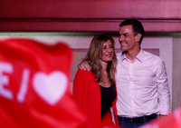 Pedro Sánchez mit seiner Frau Begona Gomez in der Nacht zu Montag vor Anhängern der sozialistischen Partei in Madrid.