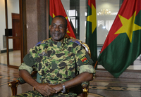 Der neue starke Mann in Burkina Faso, General Gilbert Diendéré, war die rechte Hand des gestürzten Langzeitpräsidenten Blaise Compaoré. Das Foto zeigt ihn im Präsidentenpalast am Tag nach der Machtübernahme.