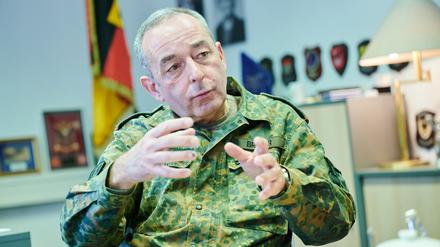 Generalleutnant Carsten Breuer sitzt am 23. September in seinem Berliner Büro.