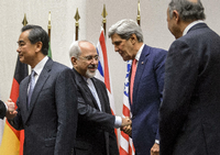 Historischer Handschlag: Die Außenminister Irans und der USA am vergangenen Sonntag nach dem - vorläufigen - Abschluss der Atomverhandlungen in Genf.