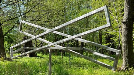 George Rickeys Skulptur „Two Open Rectangles Horizontal III“ ist Teil der Einzelausstellung in Schwante.