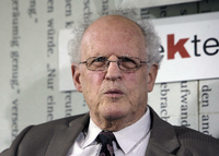 der Schriftsteller und Übersetzer Georges Arthur Goldschmidt, 92, aufgenommen 2007 auf dem Blauen Sofa auf der Internationalen Frankfurter Buchmesse.