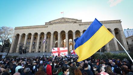 Protest gegen den russischen Angriffskrieg auf die Ukraine vor dem Parlament in Tbilisi. 