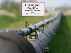  Blick auf eine Flüssiggas-Pipeline am Nordsee Gas Terminal.