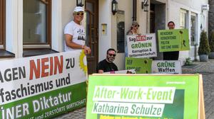 „Nein zu Ökofaschismus und grüner Diktatur“: Demonstranten am Rande einer Veranstaltung von Katharina Schulze in Mindelheim. 