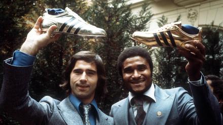 Gerd Müller und Eusebio mit dem Silbernen bzw. Goldenen Schuh für die besten Torschützen Europas der Saison 1972/73. 