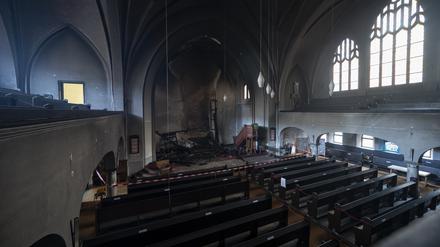 Der Altar in der Paul-Gerhardt-Kirche in Berlin-Prenzlauer Berg wurde durch den Brand vollkommen zerstört und der Kirchenraum mit Ruß bedeckt.