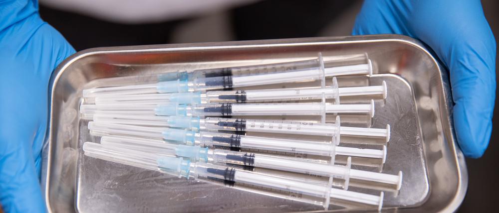 Aufgezogene Spritzen mit Impfstoff gegen Covid-19 liegen in einer Schale. 