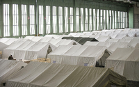 Friedensdienst. Hier bauen Bundeswehrsoldaten Unterkünfte für Flüchtlinge in Hangar 1 am alten Airport Tempelhof auf. Jetzt wird eine weitere Halle eingerichtet, Hangar 3.