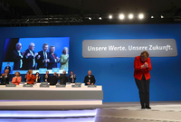 Dank für die Zustimmung: Die im Amt bestätigte CDU-Chefin Angela Merkel (rechts)
