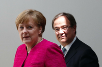 Bundeskanzlerin Merkel and der designierte Ministerpräsident von Nordrhein-Westfalen, Armin Laschet, am Montag in Berlin.