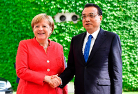 Bundeskanzlerin Angela Merkel begrüßt den chinesischen Premier Li Keqiang in Berlin.
