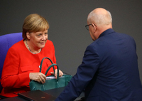 Kanzlerin Merkel im Gespräch mit Volker Kauder, damals noch Fraktionschef.