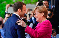 Herzlicher Empfang: Emmanuel Macron und Angela Merkel am Montag in Berlin.