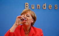 Augen zu und durch: Angela Merkel stellt sich den Fragen der Hauptstadtjournalisten.
