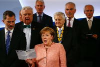 Merkel singt gemeinsam mit dem spanischen König und früheren Trägern des Karlspreises.