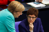 Angela Merkel (links) spricht im Bundestag mit Annegret Kramp-Karrenbauer.
