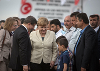 Angela Merkel und der türkische Premier Ahmet Davutoglu im Flüchtlingslager Gaziantep in der Türkei.  