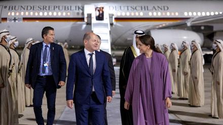 Bundeskanzler Olaf Scholz (SPD) wird auf dem Flughafen von Abu Dhabi von der Ministerin für Klimawandel und Umwelt der Vereinigten Arabischen Emiraten, Mariam bint Mohammed Saeed Hareb Almheiri, empfangen. 