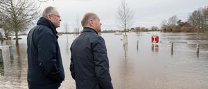 Bundeskanzler Olaf Scholz und der niedersächsische Ministerpräsident Stephan Weil an der überfluteten Aller in Verden.