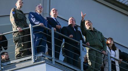 Blick vom Tower. Verteidigungsminister Boris Pistorius und die Ministerpräsidenten Reiner Haseloff und Dietmar Woidke lassen sich erklären, was am Fliegerhorst Holzdorf entstehen soll.