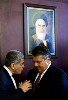 Auf heikler Mission: Wirtschaftsminister Sigmar Gabriel und sein iranischer Kollege Ali Tayebnia in Teheran.