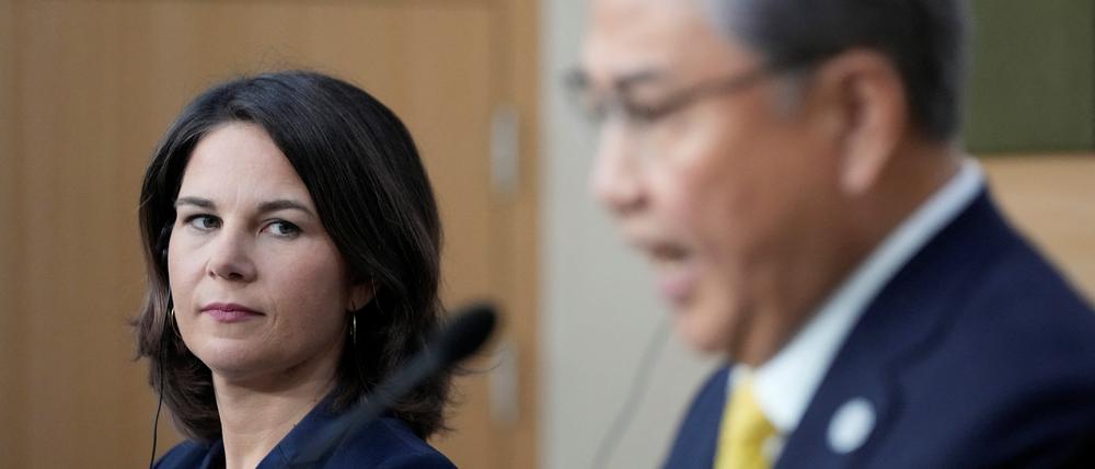 Annalena Baerbock und der südkoreanische Außenminister Park Jin.