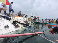 Philippinische Fischer auf dem gekenterten Boot, auf dem am Wochenende die Leiche eines Deutschen gefunden wurde.