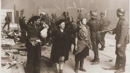1943: Deutsche SS-Truppen bewachen gefangene jüdische Aufständische.