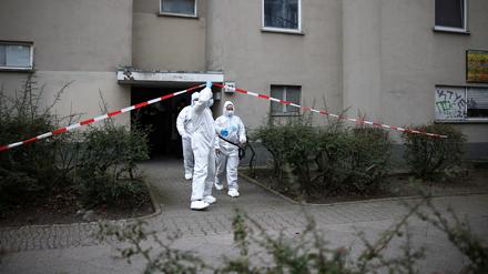 Police forensic experts leave a building where Daniela Klette, a 65-year-old alleged member of Germany's notorious Red Army Faction (RAF) militant group, has been arrested after decades on the run from armed robbery and attempted murder charges, in Berlin, Germany, February 28, 2024.   REUTERS/Liesa Johannssen 