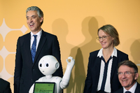 Digital ist, wer einen Roboter mit zur Pressekonferenz bringt. Das haben auch Post-Chef Frank Appel (l.) und Finanzchefin Melanie Kreis gelernt.