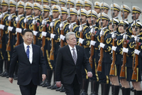 Bundespräsident Joachim Gauck and Chinas Präsident Xi Jinping schreiten vor der Großen Halle des Volkes in China die Ehrengarde ab.