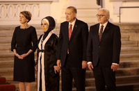 Bundespräsident Frank-Walter Steinmeier und seine Frau Elke Büdenbender empfingen Erdogan und seine Frau Emine am Freitagabend in Bellevue zum Staatsbankett.