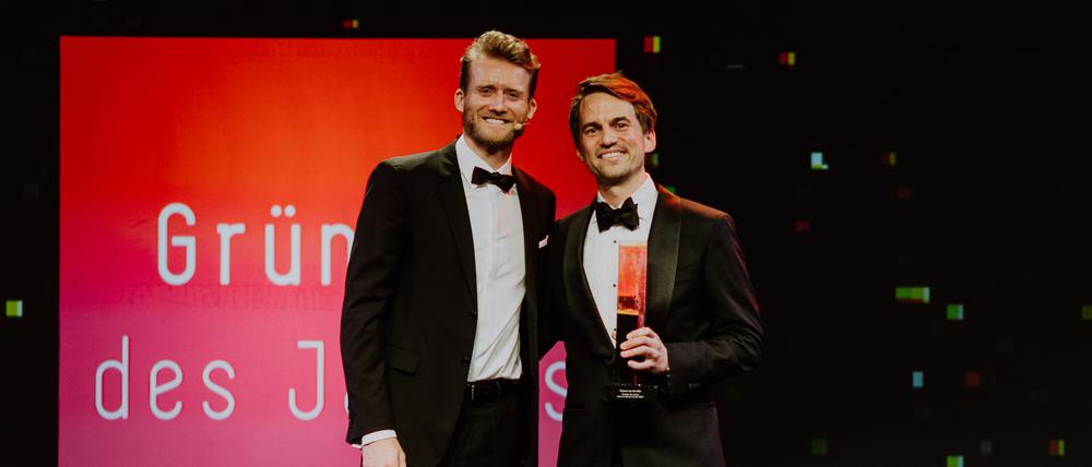 Investor und Fußball Weltmeister Andre Schürrle übergibt Vay-Gründer Thomas von der Ohe den Preis des Gründers des Jahres.