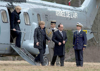 Bundeskanzlerin Angela Merkel (Mitte), Nordrhein-Westfalens Ministerpräsidentin Hannelore Kraft (links) und Frankreichs Staatspräsident Francois Hollande nach der Landung am Unglücksort.