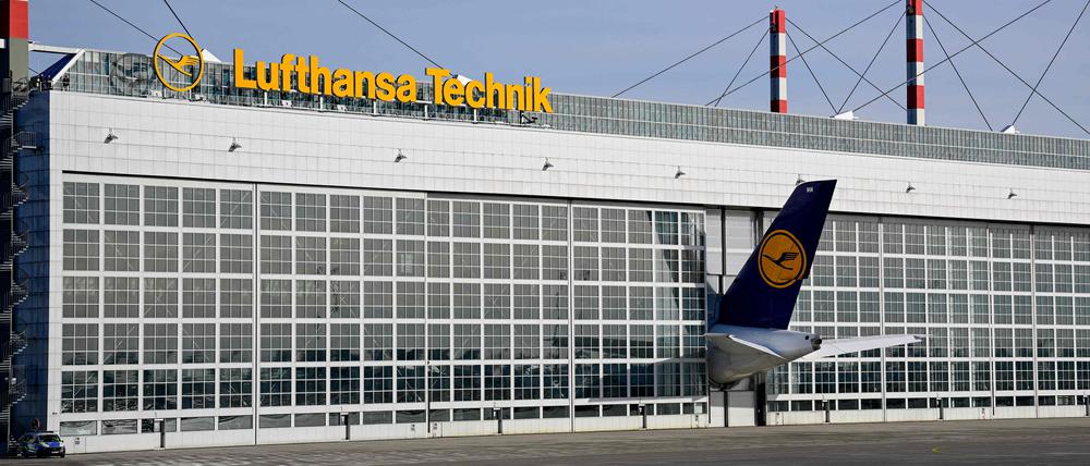 Lufthansa-Maschine in einem Hangar auf dem Flughafen München.
