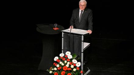 Bundespräsident Frank-Walter Steinmeier gedachte der fünf türkischstämmigen Mädchen und Frauen, die am 29. Mai 1993 in Solingen bei einem Brandanschlag von Rechten starben.