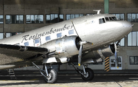 Eine Douglas DC-3, besser bekannt als Rosinenbomber, im Oktober 2008 in Tempelhof. Zum Jubiläum könnten die legendären Rosinenbomber zurückkehren.