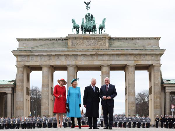 Der britische König Charles III. und Camilla bei der Begrüßungszeremonie mit Bundespräsident Frank-Walter Steinmeier und seiner Frau am Brandenburger Tor in Berlin.