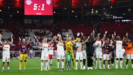 Die Spieler von RB Leipzig jubeln nach dem Spiel.