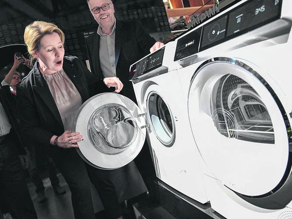 Wow! gfu-Aufsichtsrat Volker Klodwig zeigt Franziska Giffey auf der Ifa die neuesten Waschmaschinen. 