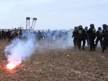 Schlagstöcke gegen Pyrotechnik : Wie der Polizei in Lützerath kurzzeitig die Kontrolle entglitt