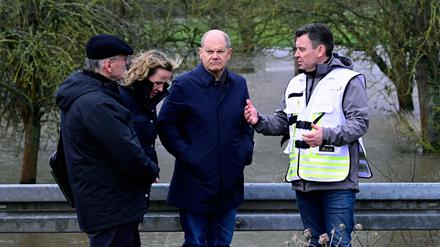 Reiner Haseloff, Steffi Lemke und Olaf Scholz im Hochwassergebiet.