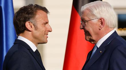 Der französische Präsident Emmanuel Macron (l.) Bundespräsident Frank-Walter Steinmeier (r.) schütteln sich die Hände.
