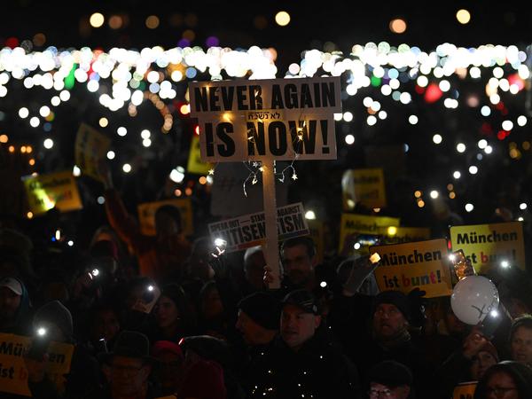 Zehntausende Demonstranten ließen die Theresienwiese in München hell leuchten.